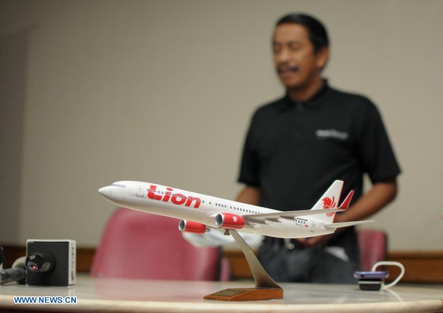 Indonesia's private airline Lion Air general director Edward Sirait attends a press conference on the plane crash in Bali at Lion Air Office in Jakarta, Indonesia, April 13, 2013. At least 44 people rescued from a Lion Air plane that crashed into sea on Saturday in Bali have got treatment for their injuries, press officers at the hospitals said. (Xinhua/Zulkarnain)