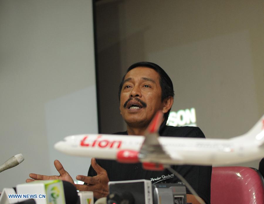 Indonesia's private airline Lion Air general director Edward Sirait speaks during a press conference on the plane crash in Bali at Lion Air Office in Jakarta, Indonesia, April 13, 2013. At least 44 people rescued from a Lion Air plane that crashed into sea on Saturday in Bali have got treatment for their injuries, press officers at the hospitals said. (Xinhua/Zulkarnain)