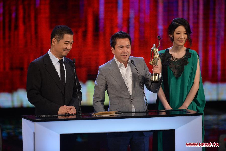 Actor Zhang Guoli (1st L), producer Wang Zhonglei (C) and actress Xu Fan receives the Best Film from Mainland and Taiwan award for their movie "Back to 1942" at the presentation ceremony of the 32nd Hong Kong Film Awards in south China's Hong Kong, April 13, 2013. (Xinhua/Chen Xiaowei)