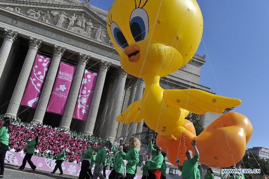 People perform during the annual National Cherry Blossom Festival Parade along Constitution Avenue in Washington D.C., capital of the United States, April 13, 2013. The parade is one of the US capital's biggest public events of the year, drawing about 100,000 spectators from around the world. (Xinhua/Wang Yiou) 