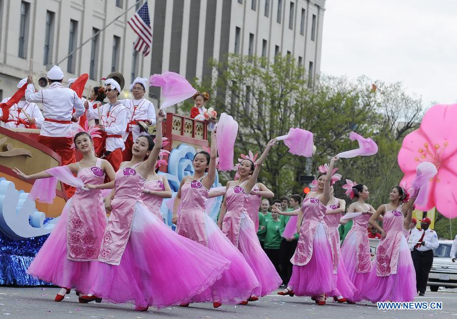 People perform during the annual National Cherry Blossom Festival Parade along Constitution Avenue in Washington D.C., capital of the United States, April 13, 2013. The parade is one of the US capital's biggest public events of the year, drawing about 100,000 spectators from around the world. (Xinhua/Wang Yiou) 