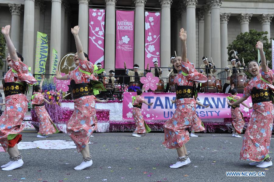 People perform during the annual National Cherry Blossom Festival Parade along Constitution Avenue in Washington D.C., capital of the United States, April 13, 2013. The parade is one of the US capital's biggest public events of the year, drawing about 100,000 spectators from around the world. (Xinhua/Wang Yiou) 