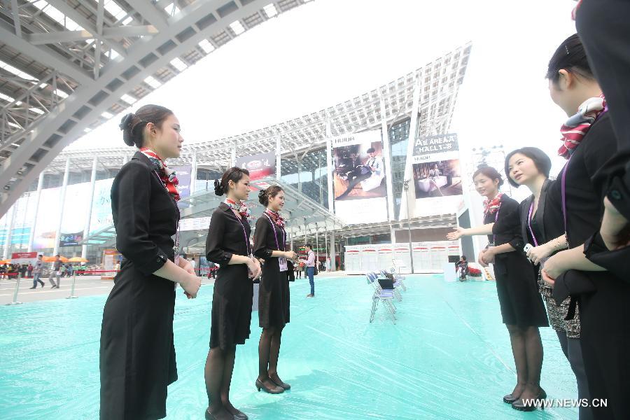 Working staff rehearse for the upcoming 113th China Import and Export Fair at the exhibition hall in Guangzhou, capital of south China's Guangdong Province, April 14, 2013. The fair will kick off on April 15. (Xinhua/Xing Guangli)