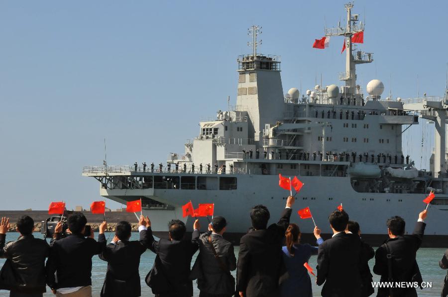 Local Chinese wave goodbye to Chinese navy soldiers in Casablanca, Moroco, April 13, 2013. The 13th Escort Taskforce of the Chinese navy on Saturday ended a five-day visit to Morocco. (Xinhua/Lin Feng)