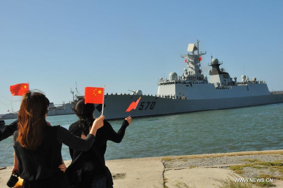 Local Chinese wave goodbye to Chinese navy soldiers in Casablanca, Moroco, April 13, 2013. The 13th Escort Taskforce of the Chinese navy on Saturday ended a five-day visit to Morocco. (Xinhua/Lin Feng)
