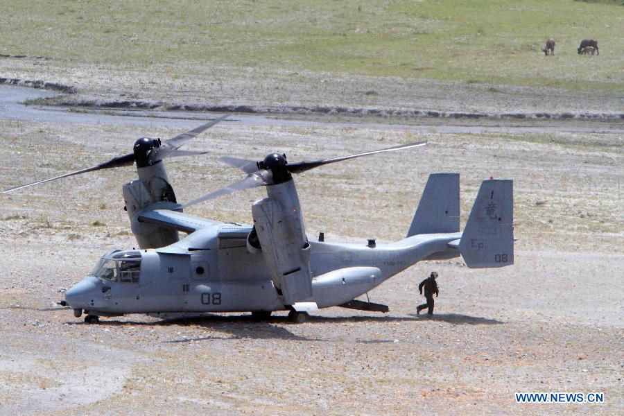 A pilot disembarks from a U.S. MV-22 Osprey during a joint military exercise in Tarlac Province, the Philippines, April 12, 2013. The Philippines and the U.S. held their 29th annual joint military exercise with at least 8,000 American and Filipino soldiers participating in the training. The joint military exercise, more known as Balikatan, which means "shoulder-to-shoulder" in Filipino, is held from April 5 to 17. (Xinhua/Rouelle Umali)