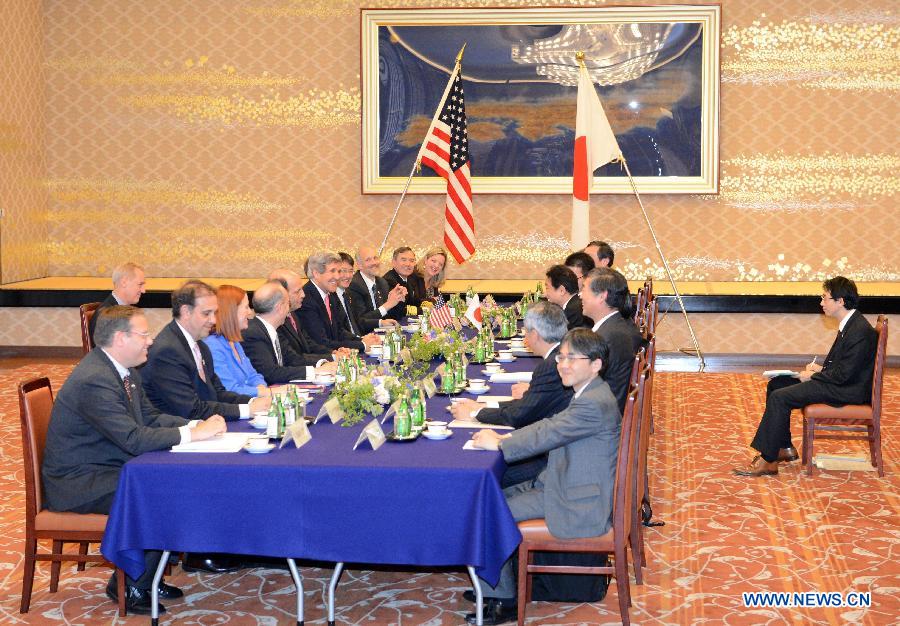 Photo taken on April 14, 2013 shows the meeting between U.S. Secretary of State John Kerry (6th L) and Japanese Foreign Minister Fumio Kishida (3rd top right) at Japanese Foreign Ministry's Iikura Guesthouse in Tokyo, Japan, April 14, 2013. (Xinhua/Ma Ping)