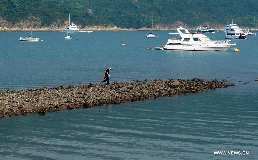 A local resident walks by the sea at the Tai Tam Harbour in east Hong Kong Island of Hong Kong, south of China, April 14, 2013. (Xinhua/Chen Xiaowei) 