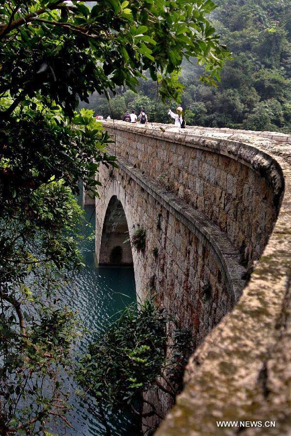 People enjoy their spring outing at the Tai Tam Reservoir Dam in east Hong Kong Island of Hong Kong, south China, April 14, 2013. (Xinhua/Chen Xiaowei) 