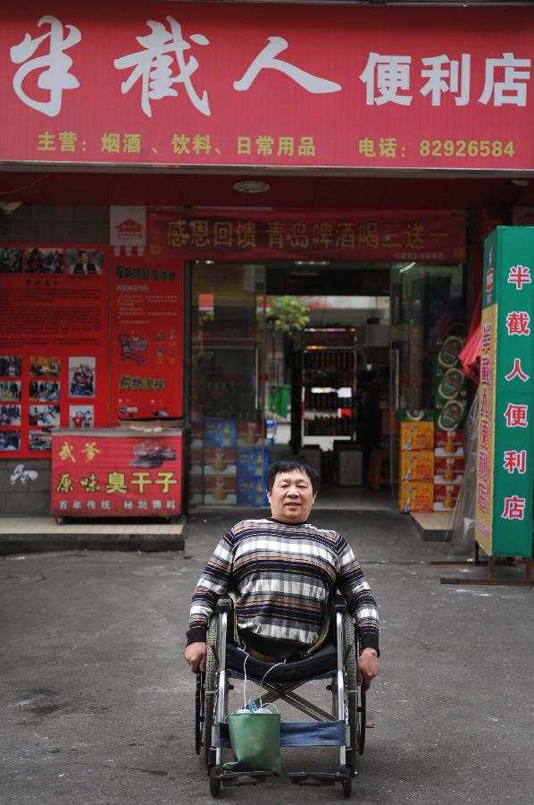 Peng Shuilin and his "The man with half a body's convenience store".  (Xinhua/ Li Ga)