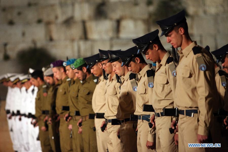 Israeli soldiers mourn during the ceremony marking Memorial Day at the Western Wall in Jerusalem at night of April 14, 2013. Israel commemorated its fallen soldiers on Memorial Day, which began on Sunday night. (Xinhua/JINIPIX) 