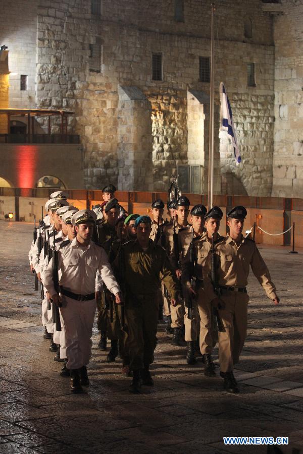 Israeli soldiers attend the ceremony marking Memorial Day at the Western Wall in Jerusalem at night of April 14, 2013. Israel commemorated its fallen soldiers on Memorial Day, which began on Sunday night. (Xinhua/JINIPIX) 