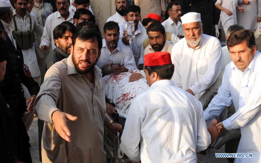 People transfer an injured provincial assembly candidate for the Awami National Party (ANP) Masoom Shah (C) to a hospital in northwest Pakistan's Peshawar, on April 14, 2013. Terrorists attacked two leaders of an anti-militant political party on Sunday in northwest Pakistan, killing one and wounding another in the latest attack targeting members of secular-leaning parties during their campaigns for next month's parliamentary election. (Xinhua/Ahmad Sidique) 