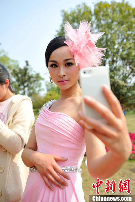 An upscale wedding show is staged at the Slender West Lake in Yangzhou, east China’s Jiangsu province, April 14, 2013. (Photo:Jin Shibo/CNS)