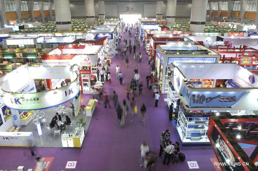 Exhibitors and businessmen are seen at the 113th China Import and Export Fair in Guangzhou, capital of south China's Guangdong Province, April 15, 2013. The three-week 113th China Import and Export Fair kicked off here on Monday. (Xinhua/Lu Hanxin)