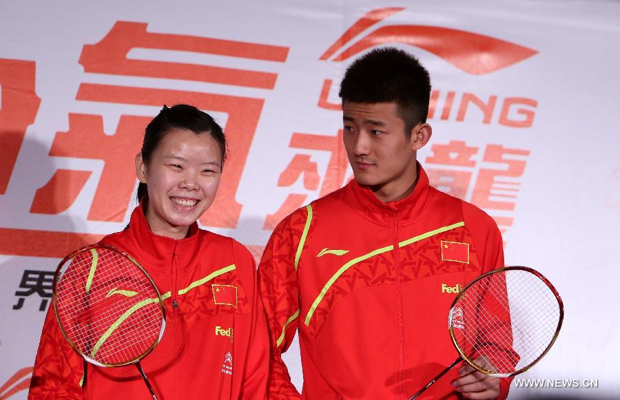 Olympic badminton gold medalist and world No. 1 Li Xuerui (L) and badminton world champion Chen Long of China attend a brand promotion event in Taipei, southeast China's Taiwan, April 15, 2013, ahead of the Badminton Asia Championships which will be held in Taipei arena from April 16 to 21. (Xinhua/Xie Xiudong)