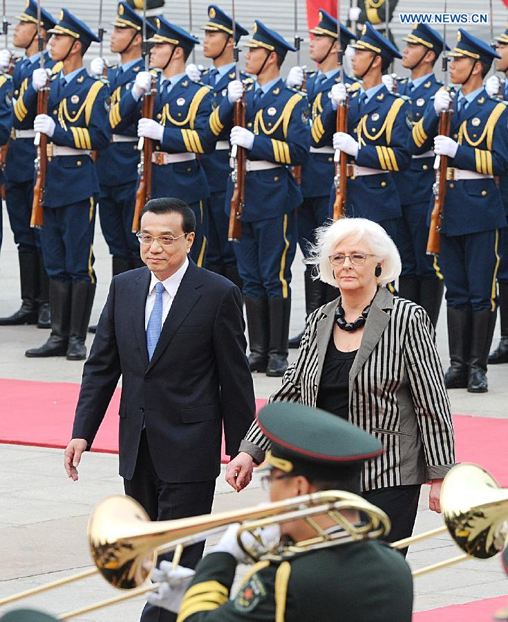 Chinese Premier Li Keqiang holds a welcome ceremony for visiting Iceland Prime Minister Johanna Sigurdardottir in Beijing, capital of China, April 15, 2013. (Xinhua/Li Tao) 