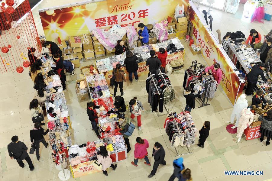 Consumers select commodities at a shopping mall in Yinchuan, capital of northwest China's Ningxia Hui Autonomous Region, March 5, 2013. China's gross domestic product (GDP) growth unexpectedly slowed to 7.7 percent in the first quarter of 2013, down from 7.9 percent during the final quarter of 2012, data from the National Bureau of Statistics (NBS) showed on April 15, 2013. (Xinhua/Peng Zhaozhi) 