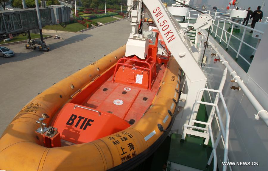 A life boat is equipped on the patrol vessel Haixun01 berthed at a port in Shanghai, east China, April 15, 2013. Haixun 01, soon to be put into service and managed by the Shanghai Maritime Bureau, is China's largest and most advanced patrol vessel. The 5,418-tonnage Haixun01 is 128.6 meters in length and has a maximum sailing distance of 10,000 nautical miles (18,520 km) without refueling. It will carry out missions regarding maritime inspection, safety monitoring, rescue and oil spill detection and handling. (Xinhua/Ding Ding) 