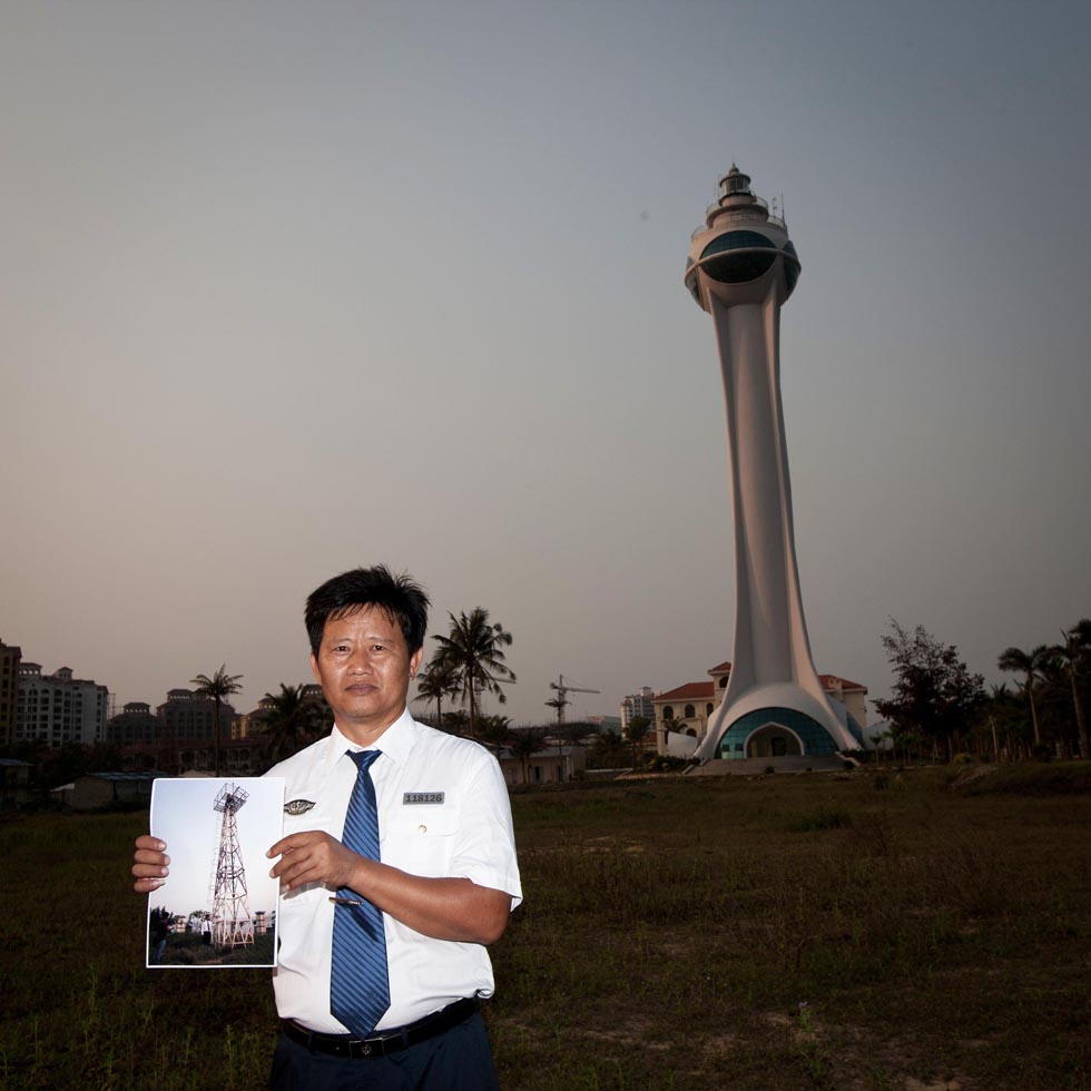 Xu Dafu, 45, stands in front of the lighthouse with an old photo in his hands in Hainan province on April 5. It is one of the series photos of 12 people from different industries, who witnessed every change of Boao in the past 12 years since the birth of Boao Forum for Asia. (Photo by Xu Zijian/ Xinhua)