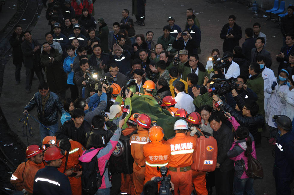 People applaud when three miners are rescued at 6:35 a.m. after trapped for nearly 60 hours in the flooded Niupeng Mine in Pingtang County in Southwest China's Guizhou province on April 8, 2013.(Photo/Xinhua)