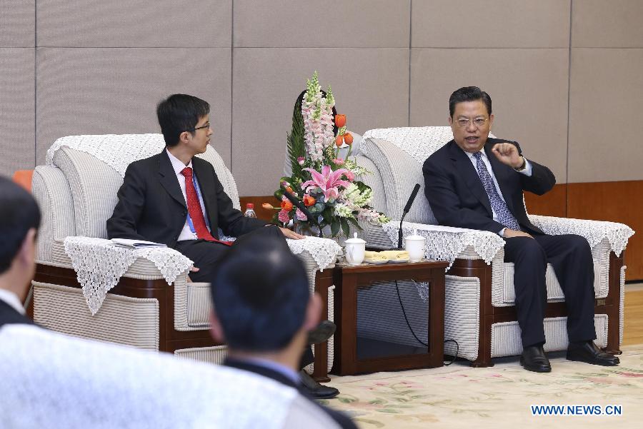 Zhao Leji (R), head of the Organization Department of the Communist Party of China Central Committee, meets with Ng How Yue, second permanent secretary of Singapore's Ministry of Trade and Industry, in Beijing, capital of China, April 15, 2013. (Xinhua/Pang Xinglei)