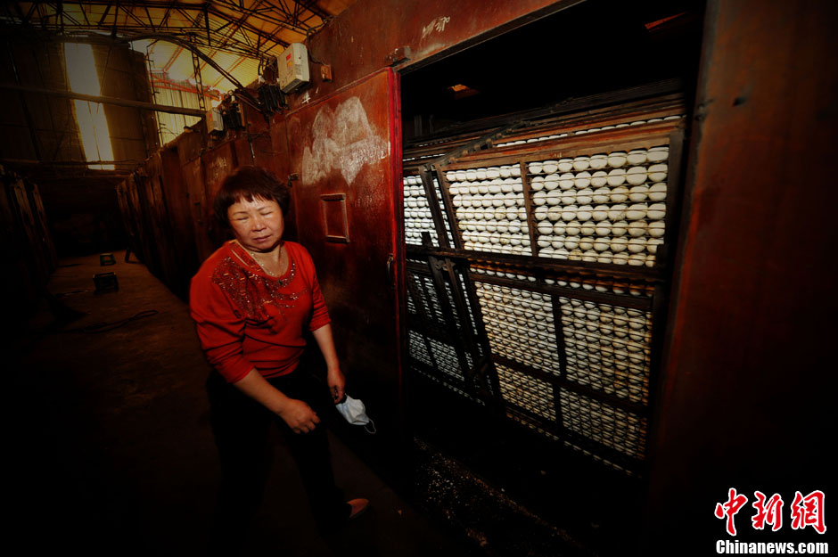 Wang Sujing, a poultry farmer, feels sad because it is difficult to sell her ducks on April 14, 2013  (CNS/Wang Dongming)