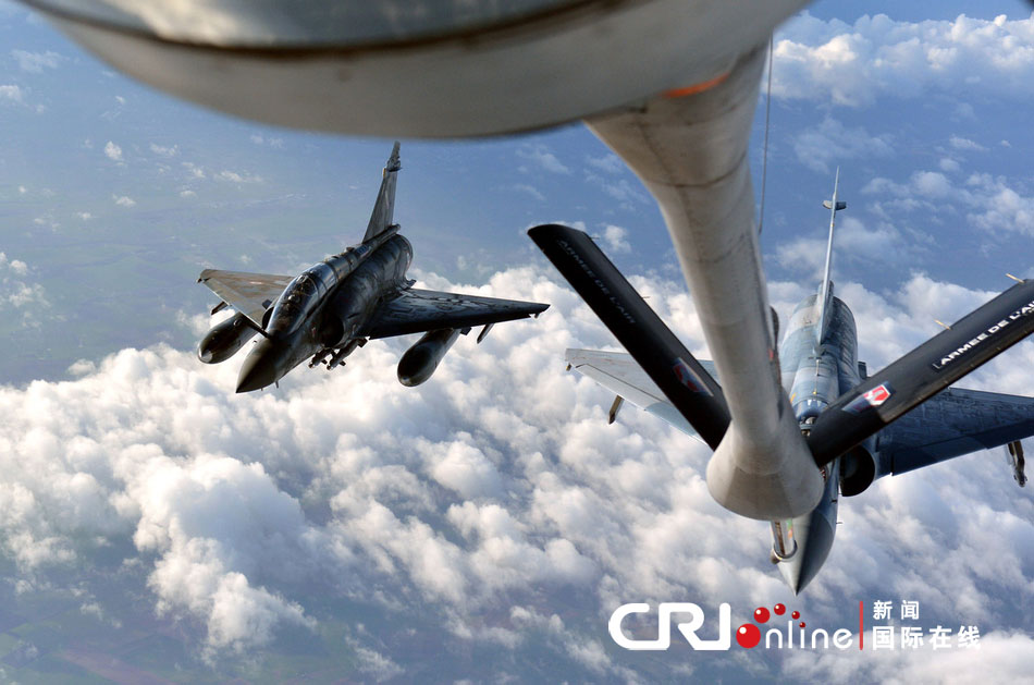 French Rafale fighter refueling in the air (Photo: cri.cn)