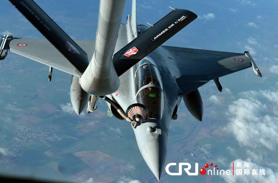 French Rafale fighter refueling in the air (Photo: cri.cn)