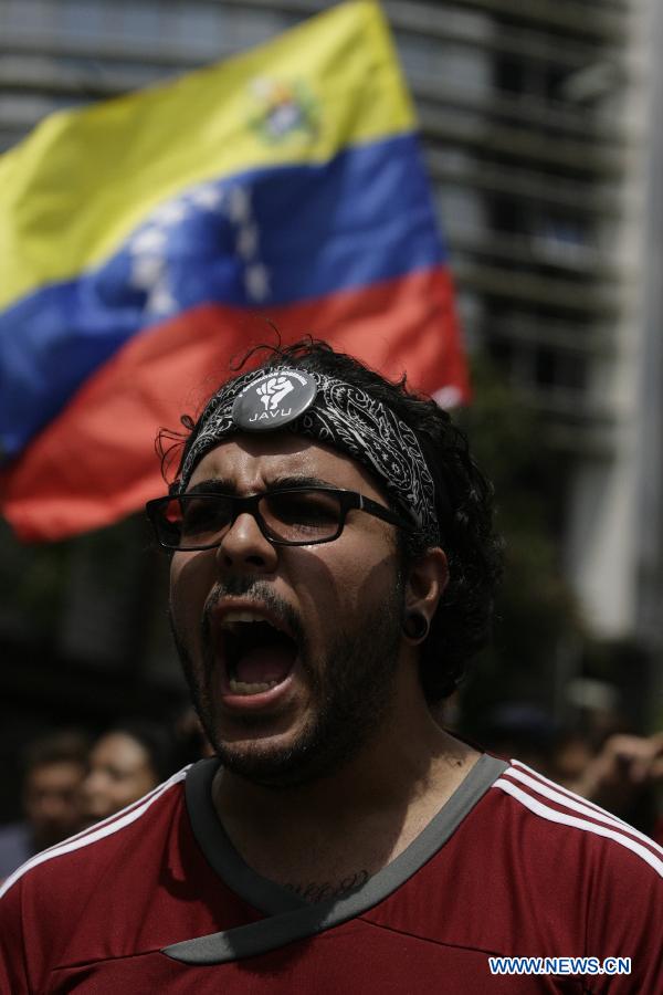 A student who sympathizes with opposition leader Henrique Capriles takes part in a protest, in the area of Chacao, east of Caracas, capital of Venezuela, on April 15, 2013. The Venezuelan National Electoral Council (CNE) said the "irreversible" result in Sunday's special election gave Acting President Nicolas Maduro the victory over Henrique Capriles. Capriles has said he will not recognize the outcome until a full recount is performed. Maduro has said he is open to a full audit of the results. (Xinhua/Juan Carlos Hernandez) 