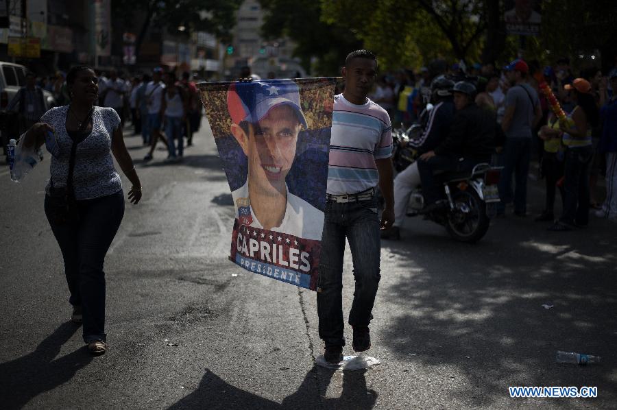 Supporters of opposition leader Henrique Capriles take part in a protest, in front of his campaign headquarters, in Caracas, capital of Venezuela, on April 15, 2013. The Venezuelan National Electoral Council (CNE) said the "irreversible" result in Sunday's special election gave Acting President Nicolas Maduro the victory over Henrique Capriles. Capriles has said he will not recognize the outcome until a full recount is performed. Maduro has said he is open to a full audit of the results. (Xinhua/Mauricio Valenzuela) 