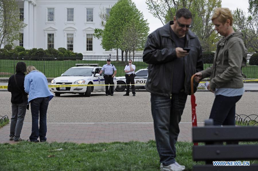 Police officers secure the White House in Washington D.C., capital of the United States, April 15, 2013. The White House increased security, and the Justice Department and FBI mobilized to fully investigate the explosions occurring near the Boston Marathon finish line today. (Xinhua/Zhang Jun) 