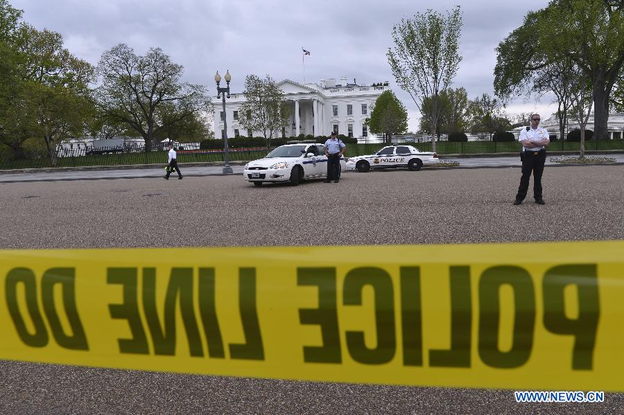 Police officers secure the White House in Washington D.C., capital of the United States, April 15, 2013. The White House increased security, and the Justice Department and FBI mobilized to fully investigate the explosions occurring near the Boston Marathon finish line today. (Xinhua/Zhang Jun) 