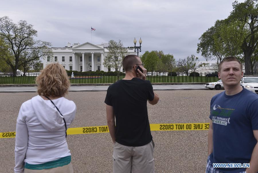 People watch the White House near a cordon outside the building in Washington D.C., capital of the United States, April 15, 2013. The White House increased security, and the Justice Department and FBI mobilized to fully investigate the explosions occurring near the Boston Marathon finish line today. (Xinhua/Zhang Jun) 