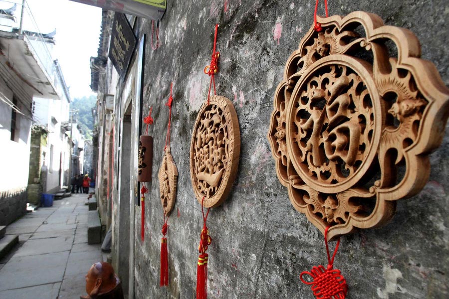 Camphor woodcarvings are a local craft specialty which adorn the walls of ancient dwellings in Likeng village, Tuochuan township, Wuyuan county. on April 7, 2013. (Xinhua)