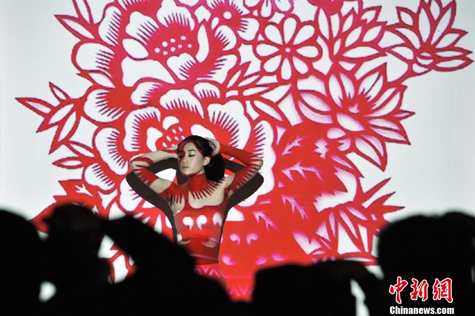 A light and shadow "body painting" show is held in Taiyuan, N China's Shanxi Province, April 13, 2013. Colorful light and shadow created incredible paintings on human bodies, attracting photography fans to a beautiful art world. (chinanews.com/Wei Liang)