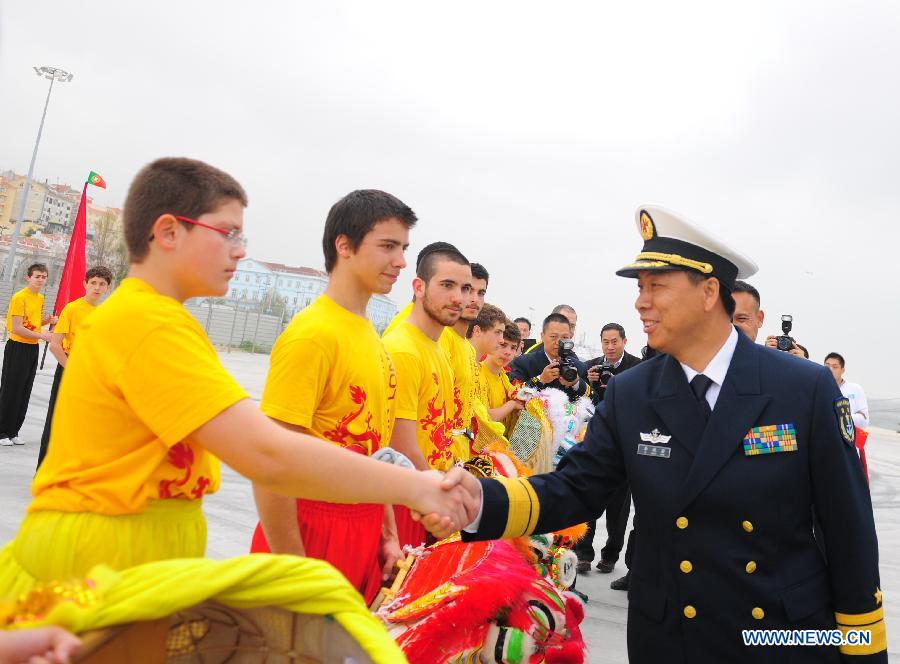 Li Xiaoyan (R), commander of the 13th Escort Taskforce of the Chinese navy, receives welcome upon arriving at Lisbon, Portugal, April 15, 2013. The 13th escort taskforce of the Chinese navy arrived in Lisbon on Monday, for a five-day goodwill visit to the country. (Xinhua/Zhang Liyun)