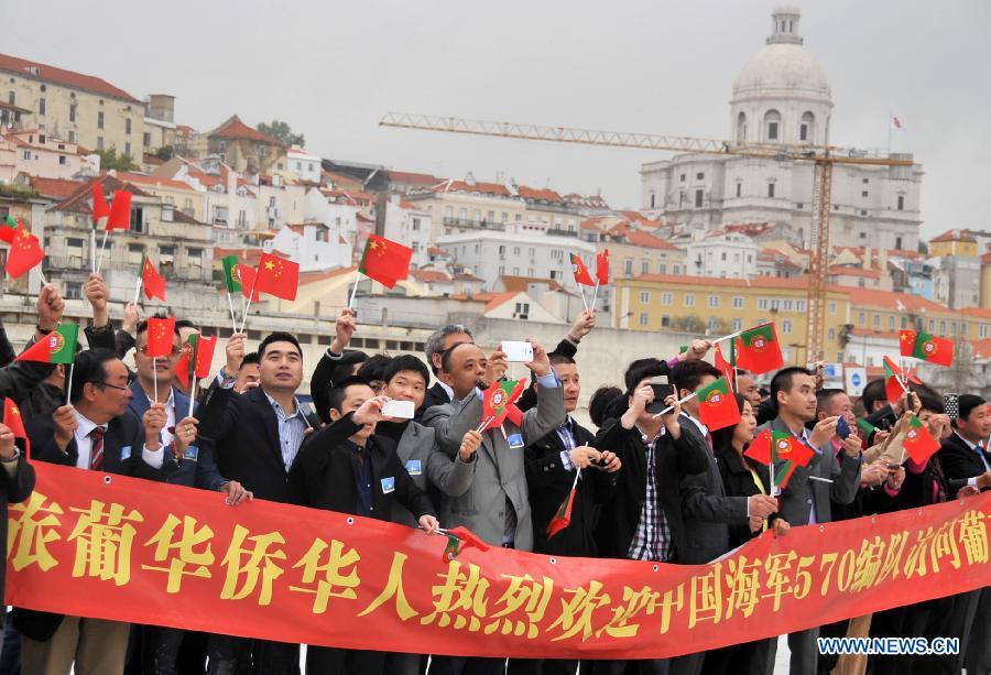 Local Chinese welcome the 13th Escort Taskforce of the Chinese navy as they arrive in Lisbon, Portugal, April 15, 2013. The 13th escort taskforce of the Chinese navy arrived in Lisbon on Monday, for a five-day goodwill visit to the country. (Xinhua/Zhang Liyun)