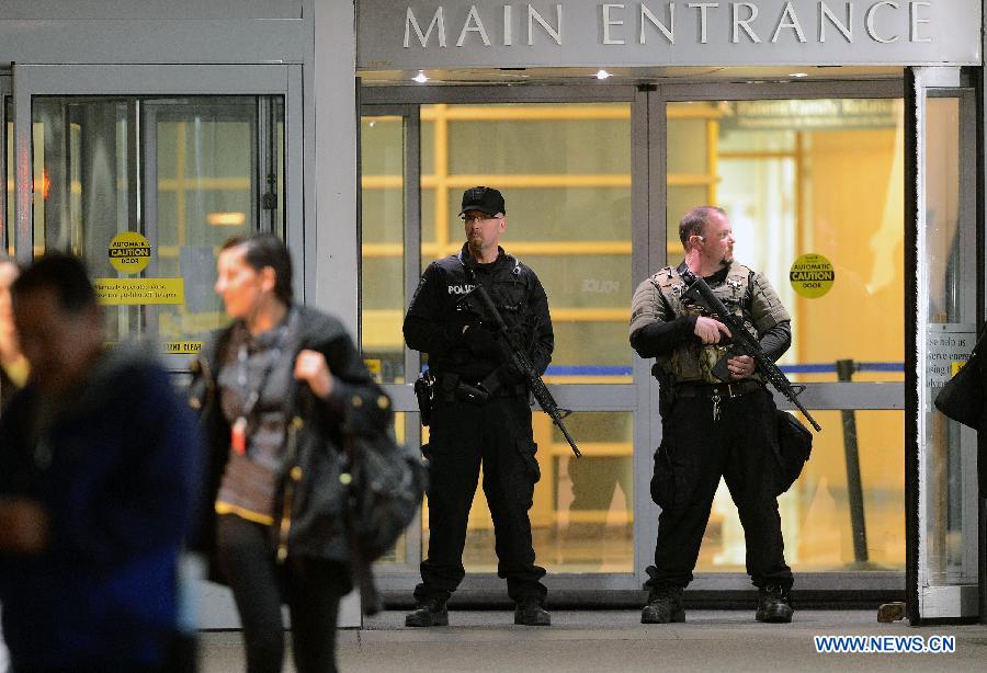 Two policemen guard the Brigham and Women's Hospital where the injured people were treated after explosions happened in Boston, the United States, April 15, 2013. Three people were killed and 144 people wounded in the explosions according to the statistics published on April 16. (Xinhua/Wang Lei) 