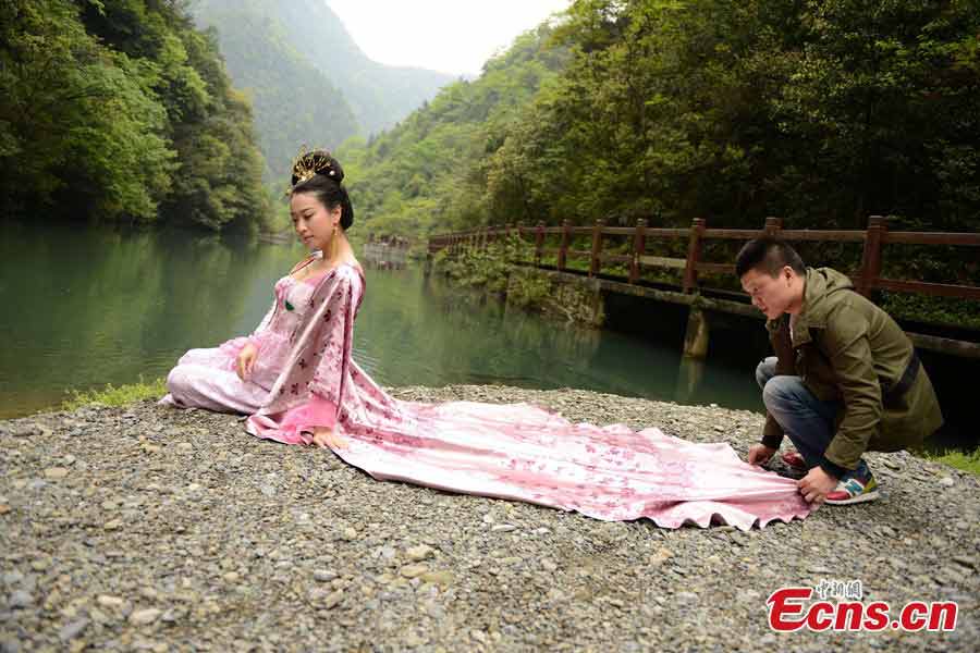 An actress in costume of Yang Yuhuan, one of the "Four Beauties" in ancient China poses for photos in Jinfo Shan (Golden Buddha Mountain) in Chongqing, April 16, 2013. A series of photos featuring the four ancient beauties, Xi Shi (7th to 6th century BC, Spring and Autumn Period), Wang Zhaojun (1st century BC, Western Han Dynasty), Diaochan (3rd century, Late Eastern Han/Three Kingdoms period) and Yang Yuhuan (719–756, Tang Dynasty), are to be photographed in the scenic spot. (CNS/Cao Duoran)