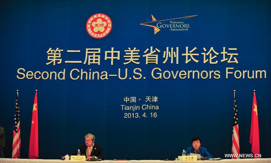 Terry Branstad (L), Iowa Governor of the United States, and Li Xiaolin, president of the Chinese People's Association for Friendship with Foreign Countries, co-chair the Second China-U.S. Governors Forum in Tianjin, north China, April 16, 2013. (Xinhua/Zhai Jianlan)  