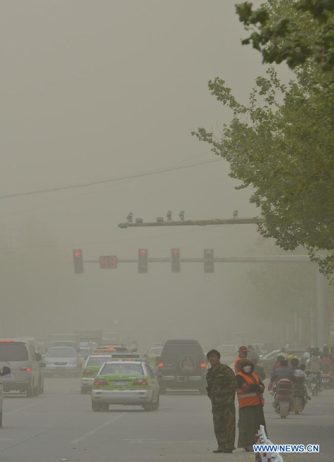 Vehicles run amid floating dust and sand storm in Kashgar, northwest China's Xinjiang Uygur Autonomous Region, April 16, 2013. Gales with dust began to hit Kashgar on Tuesday and will last for four days, according to meteorological authority forecast. (Xinhua/Zhao Ge) 