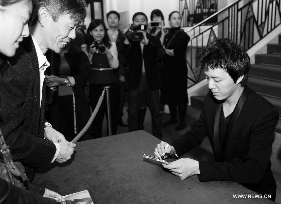 Chinese pianist Li Yundi (R) signs for fans after his concert in Paris, France, April 15, 2013. Famous Chinese pianist Li Yundi was on his European tour started on March 18 ending in Berlin on May 14 en route Frankfurt, Munich, Paris, London, Liverpool, Moscow, Strasbourg, among others. Born in southwest China's Chongqing Municipality, Li was the youngest pianist to win the International Frederic Chopin Piano Competition in 2000, at the age of 18. (Xinhua/Gao Jing) 