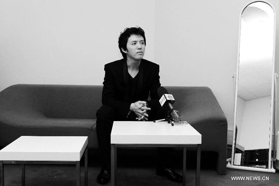Chinese pianist Li Yundi receives interviews after his concert in Paris, France, April 15, 2013. Famous Chinese pianist Li Yundi was on his European tour started on March 18 ending in Berlin on May 14 en route Frankfurt, Munich, Paris, London, Liverpool, Moscow, Strasbourg, among others. Born in southwest China's Chongqing Municipality, Li was the youngest pianist to win the International Frederic Chopin Piano Competition in 2000, at the age of 18. (Xinhua/Gao Jing) 