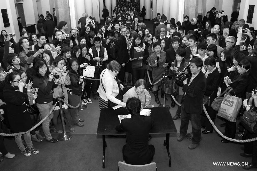 Chinese pianist Li Yundi (C) signs for fans after his concert in Paris, France, April 15, 2013. Famous Chinese pianist Li Yundi was on his European tour started on March 18 ending in Berlin on May 14 en route Frankfurt, Munich, Paris, London, Liverpool, Moscow, Strasbourg, among others. Born in southwest China's Chongqing Municipality, Li was the youngest pianist to win the International Frederic Chopin Piano Competition in 2000, at the age of 18. (Xinhua/Gao Jing) 
