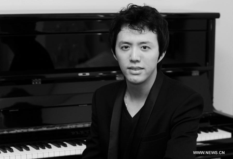 Chinese pianist Li Yundi takes a rest after his concert in Paris, France, April 15, 2013. Famous Chinese pianist Li Yundi was on his European tour started on March 18 ending in Berlin on May 14 en route Frankfurt, Munich, Paris, London, Liverpool, Moscow, Strasbourg, among others. Born in southwest China's Chongqing Municipality, Li was the youngest pianist to win the International Frederic Chopin Piano Competition in 2000, at the age of 18. (Xinhua/Gao Jing) 