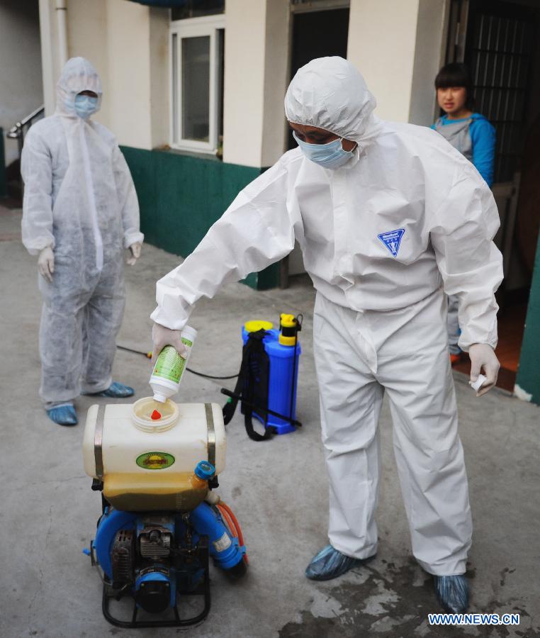 A staff member wearing a protection suit fills a container with disinfectant in a resident's house, whose neighbour surnamed Chen, in Chajian Town of Tianchang City, east China's Anhui Province, April 16, 2013. Chen was tested positive for H7N9 virus on April 15, according to the provincial health department in Anhui. Chen's residence and areas nearby were disinfected thoroughly on April 16. (Xinhua/Du Yu)