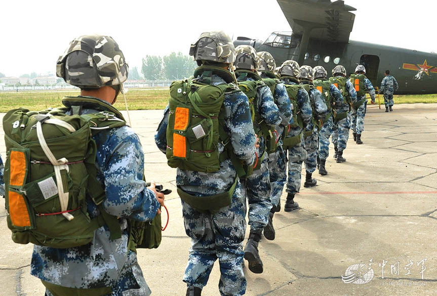 Paratroopers boarding for parachute training. (China Military Online/Liu Jilu)