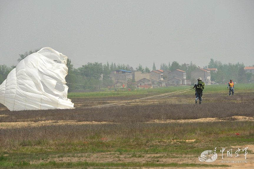 Landing safely. (China Military Online/Liu Jilu)
