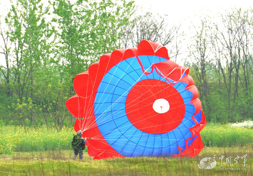 Landing safely. (China Military Online/Liu Jilu)